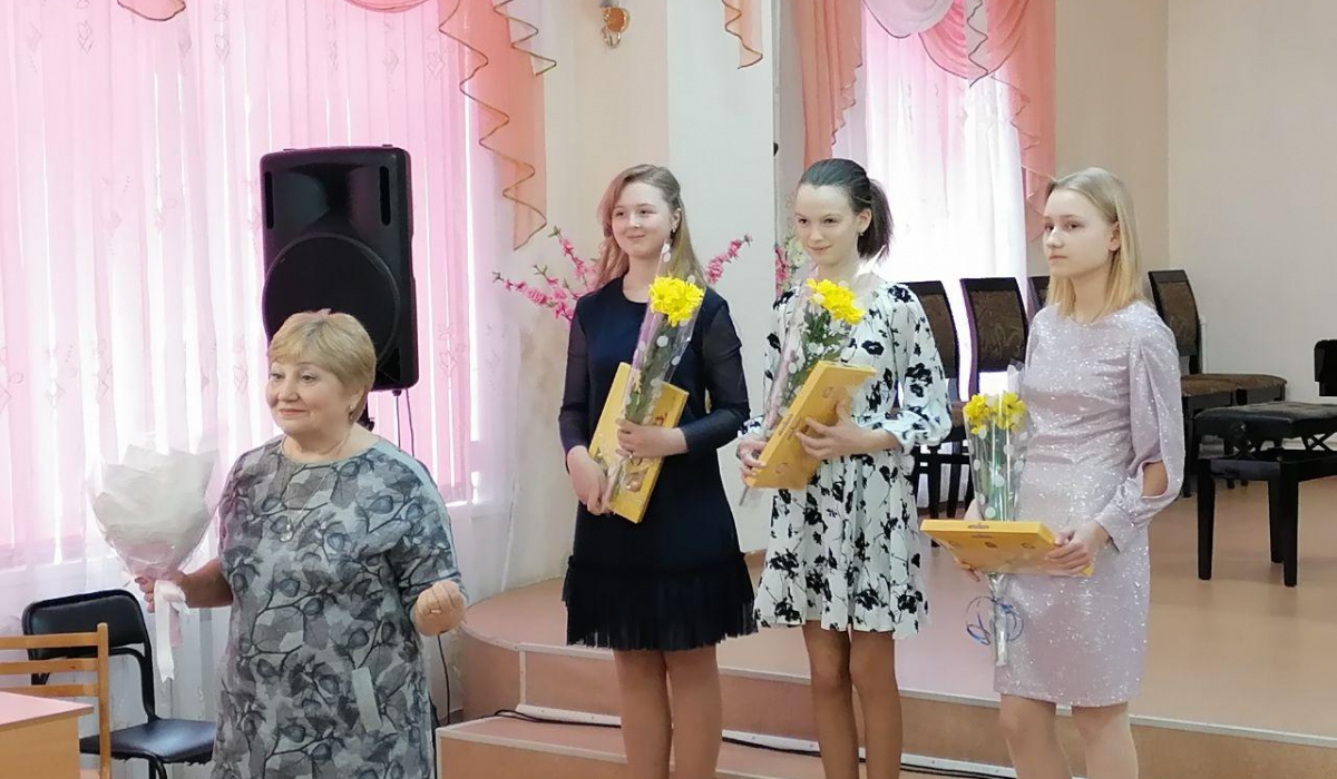 Девочки-исполнительницы могли почувствовать себя звездами — им подарили цветы и конфеты.