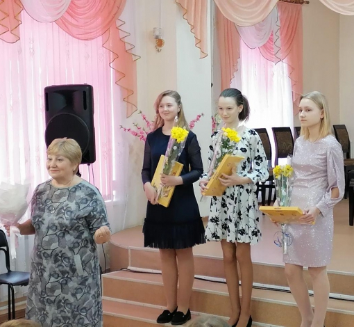 Девочки-исполнительницы могли почувствовать себя звездами — им подарили цветы и конфеты.
