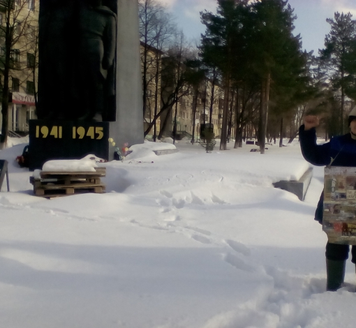 Сейчас сквер — это большая заброшенная стройка. Подойти к стеле, возложить цветы и почтить память воинов стало невозможной задачей  для горожан  