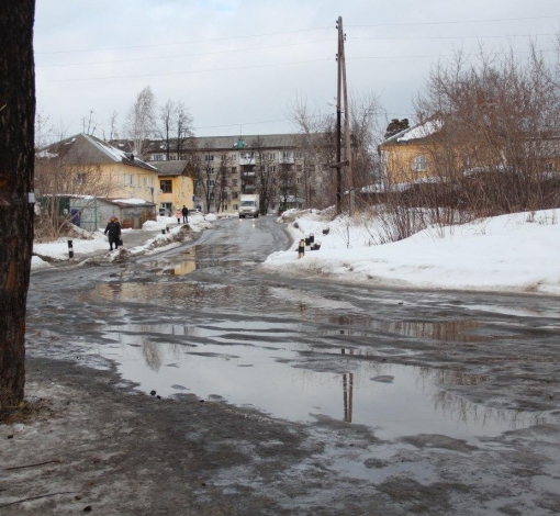 Тающие сугробы у дорог заливают тротуары. Снег с обочин никто не вывозит.