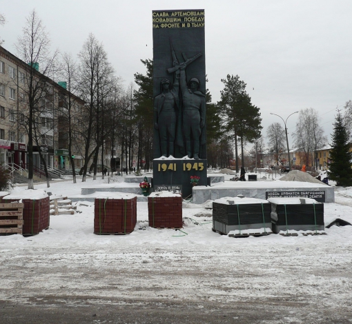 Сквер Победы реконструируют за огромные деньги. А сам мемориалобновят в рамках другого контракта.