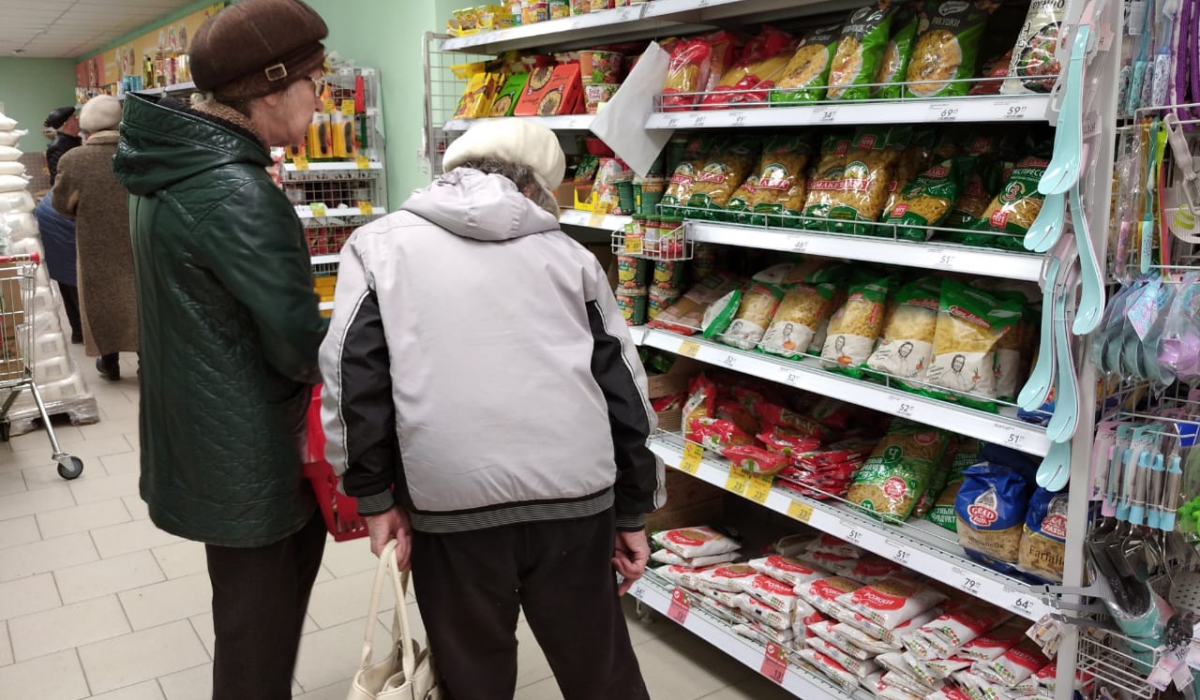 Литр молока — 50 рублей, масло — за сотню. Артемовцы закупаются продуктами питания и бытовой химией