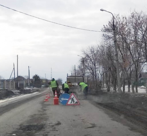 На снимке ул. Акулова. Пока строители на дороге латают дыры 