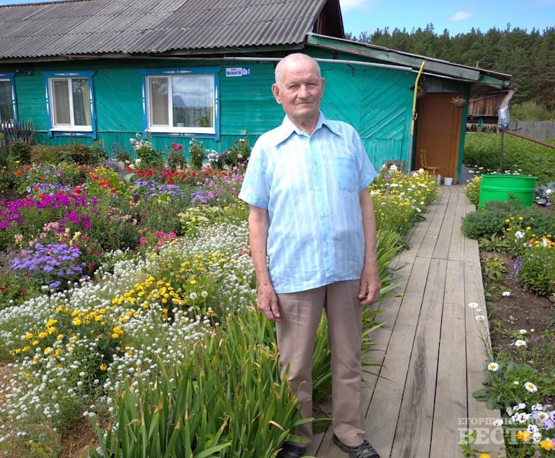 Геннадий Васильевич в свои 90 лет чувствует себя на 70. Он сам трудится  в огороде, выращивает овощи в теплице