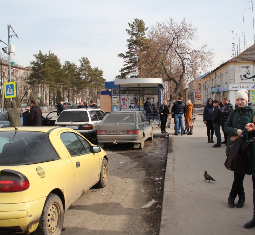 В ожидании документов артемовцы заполнили остановку. Бумаги подвозили в несколько этапов