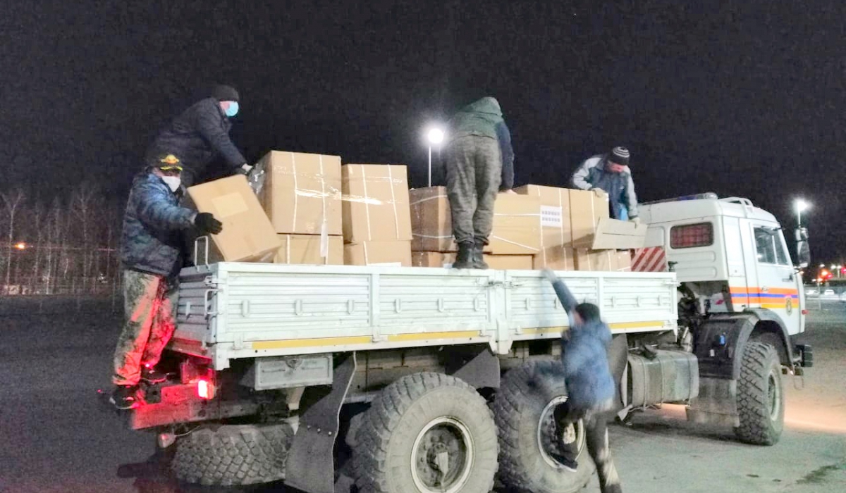 В Свердловскую область доставили крупную партию одноразовых масок и защитных костюмов