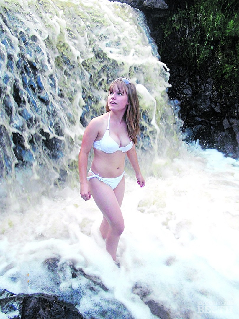 Влада Корелина запала в душу лиричным задушевным снимком на фоне водопада – словно Аленушка.Фото предоставлено Владой Корелиной.
