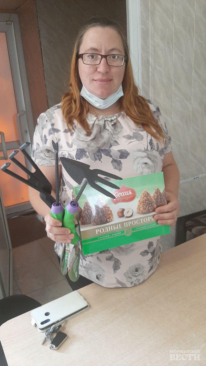 Алина Мухаматшина получила подарки за чудо-огород детсада № 22.