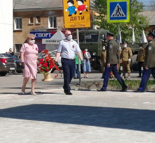 В 11 часов цветы к памятнику положили глава Андрей Самочернов, сотрудники администрации, казаки, члены общественных организаций. 