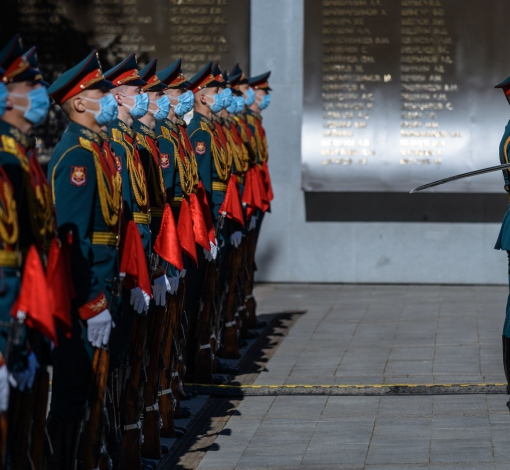 Во время эпидемии строй военных выглядит вот так.