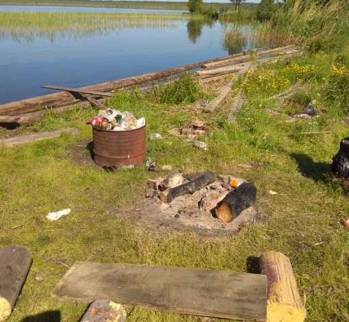 Мусор с разных сторон засоряет памятник природы областного значения