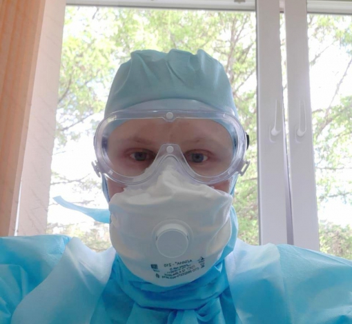 Олег Иванов на работе в больнице. В отделении, где лежат пациенты с коронавирусом, мдики работают в защитных костюмах. 