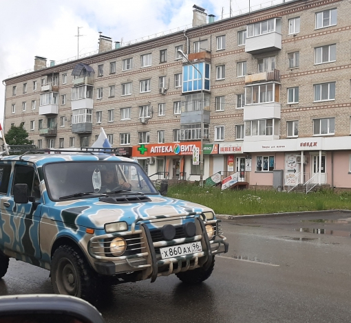 Колонна машин проехала по центральным улицам города.