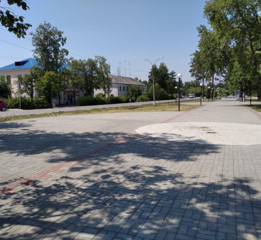 Благоустройство сквера должно было завершиться в 2019 году. Но городу не повезло с подрядчиком