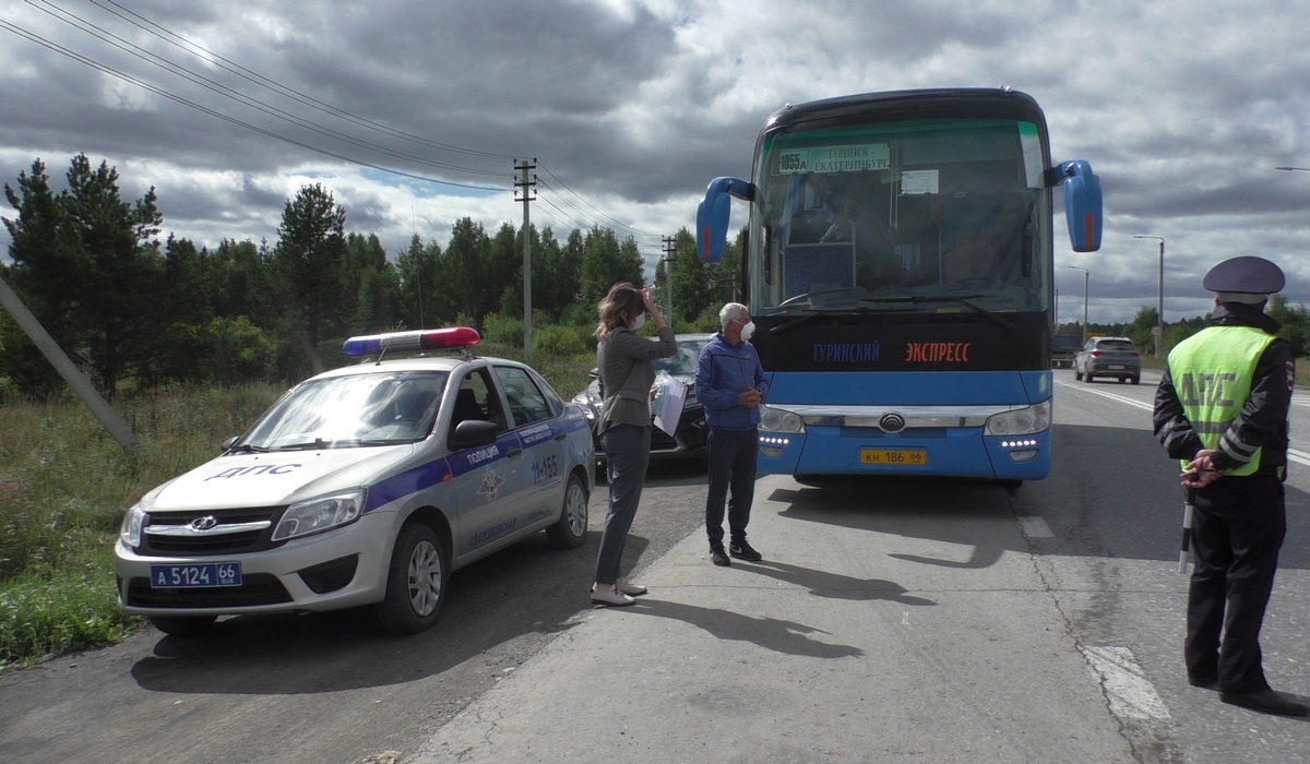 На дороге в Артемовский проверяли маски на пассажирах автобусов