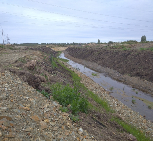 Внушительных размеров канал призван отводить воду от жилого сектора