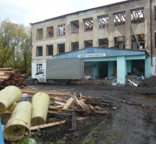 В декабре, по условиям контракта, школа должна открыть двери для ребят