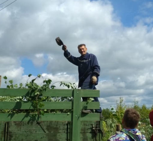 Жители Ключей начали с наведения порядка на заброшенной аллее Шахтеров.