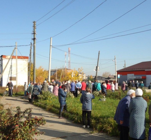 Почти стихийный митинг получился в четверг у здания закрытых ОВП на Кировке. Горожане ждали приезда екатеринбургских СМИ 