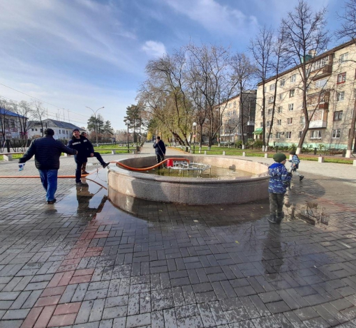 Ребятня с грустью наблюдала за тем, как рабочие откачивают воду