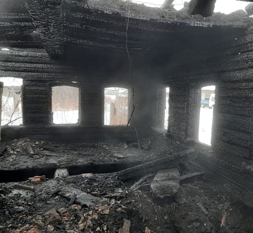 Огонь уничтожил дом и имущество