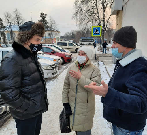 Дмитрий Ионин (слева) и его помощник Олег Назаров вели прием прямо на улице.