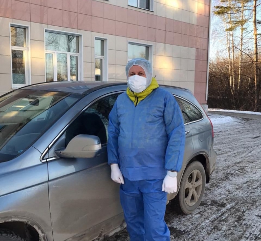 Мэру выдали одноразовый защитный костюм, научили надевать его и правильно снимать.