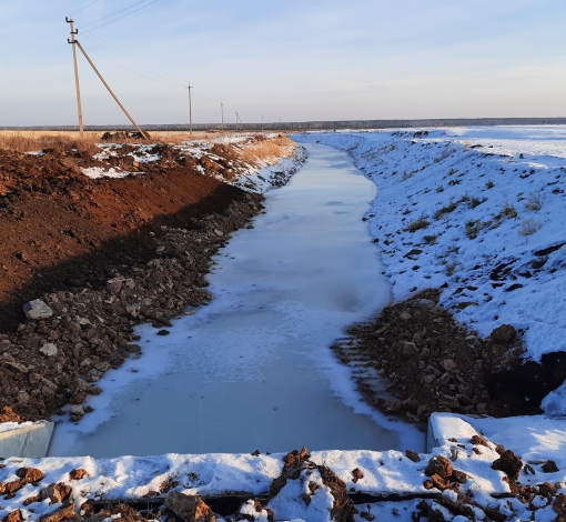 Водоотводная канава протяженностью 5 км сегодня покрыта льдом. Под ним вода.