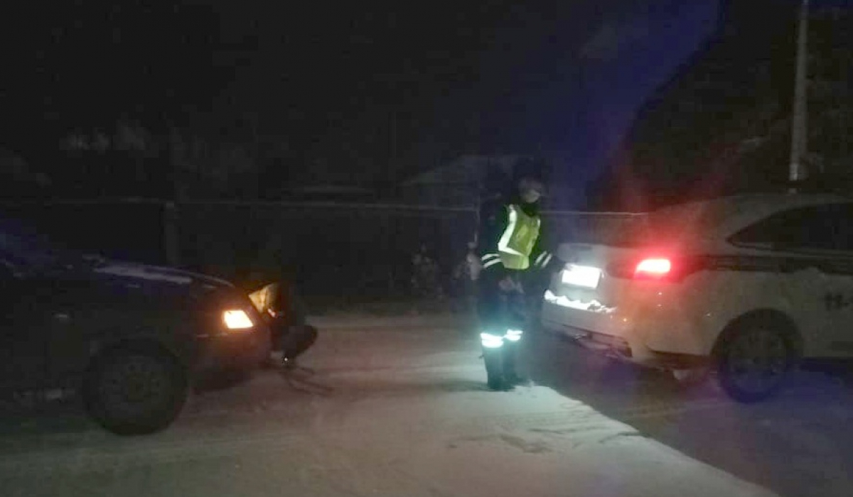 На зимней дороге инспекторы помогли семье, чей автомобиль отказал.