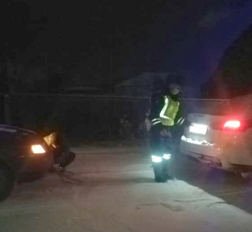 На зимней дороге инспекторы помогли семье, чей автомобиль отказал.