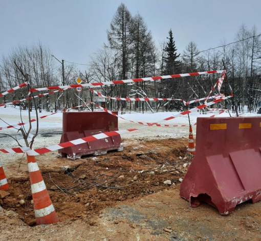 участок на проезжей части ул. Мира огражден.