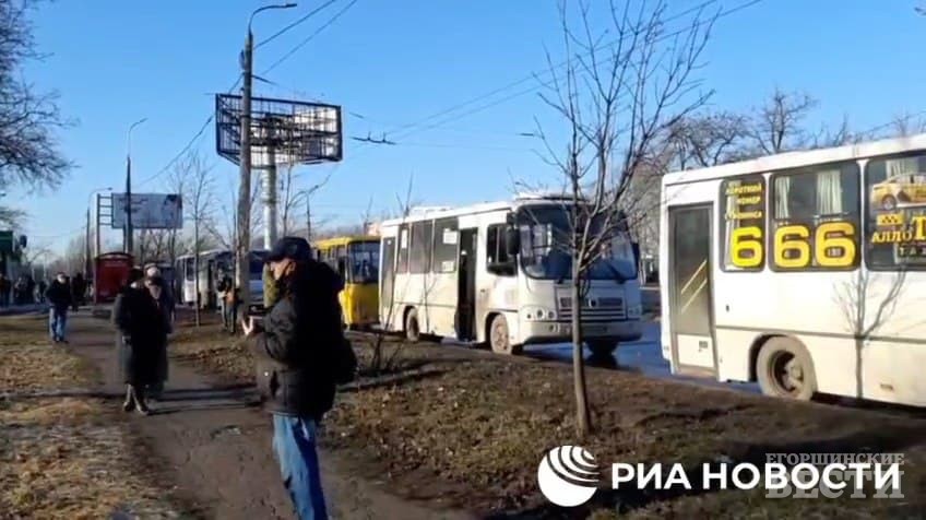 Автобусы едут в Россию. Скриншот видео РИА Новости