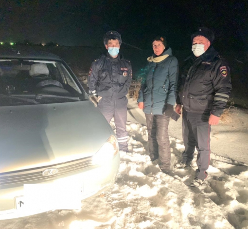 Морозным вечером помощь на дороге пришлась очень кстати.