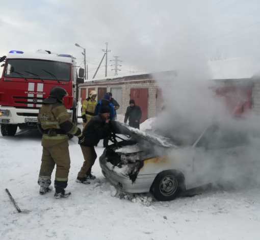 Пожарные приехали и затушили автомобиль