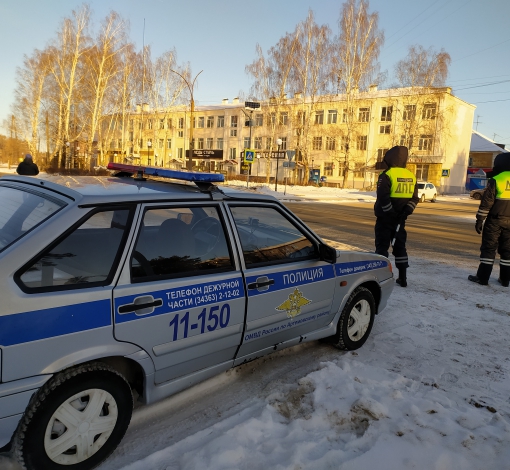 Сотрудники ДПС внимательны не только к водителям, но и к пешеходам