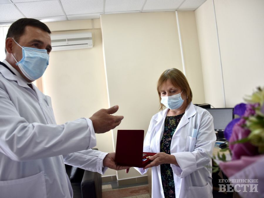 В больнице Нижнего Тагила губернатор вручил награду опытному доктору, спасающему пациентов с коронавирусом. Фото: сайт све.рф