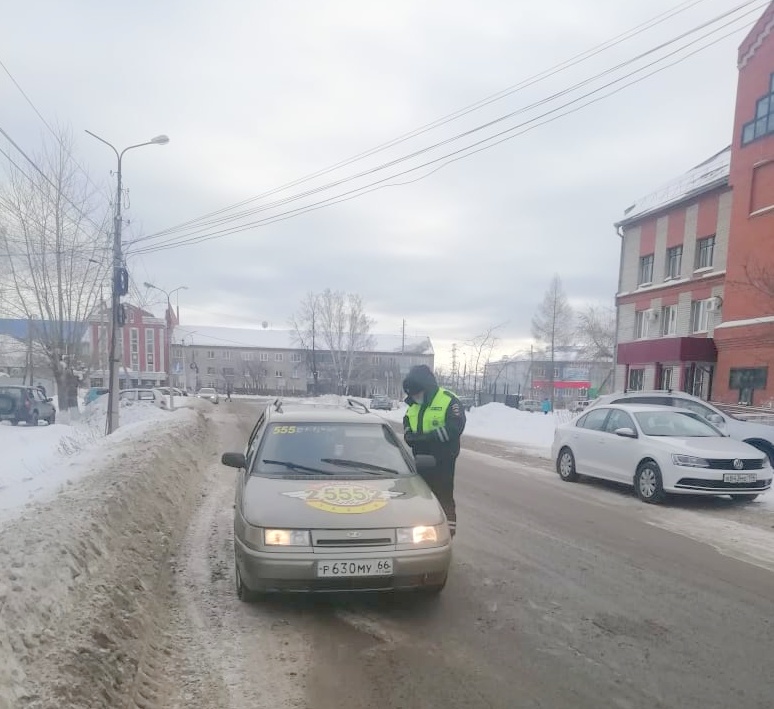 Авто в артемовском. Такси Артемовский Свердловская область 555. ГИБДД Артемовский. Сотрудники ГИБДД Артемовский. ГИБДД Артемовский Свердловской области.