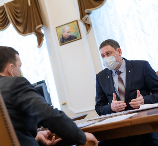 Глава Константин Трофимов воспользовался встречей с губернатором, чтобы попросить помощи на решение самых острых проблем территории. Но и сам получил поручения. 