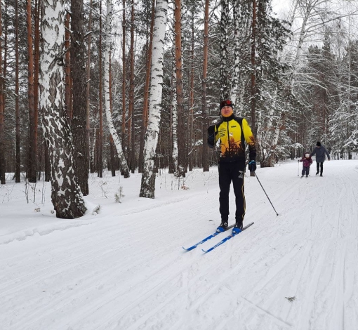 "Лыжня мужества" для тех, кто любит прогулки в зимнем лесу и встает на лыжи ради здоровья и хорошего настроения.