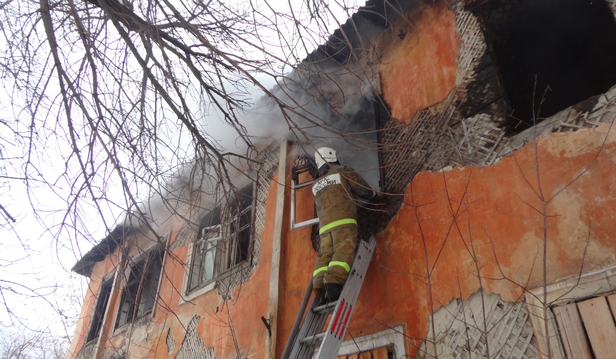 В Артемовском районе вновь горят бесхозные дома