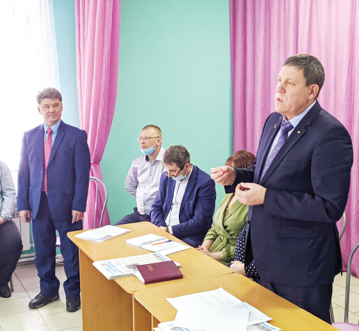  Глава Константин Трофимов на встречах с артемовцами отдувается за все не сделанное его  предшественниками
