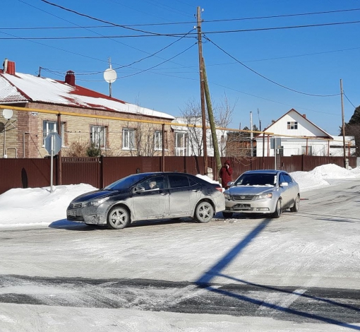 На зимней дороге нужно помнить о безопасном расстоянии до впереди идущих машин.