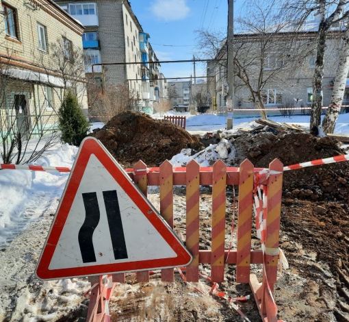 Во дворах на Гагарина ремонтировали теплотрассу - на ней случился порыв.