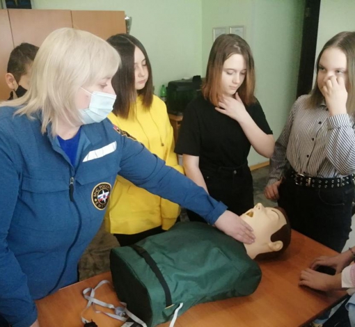 Ольга Хаснулина учит ребят прощупывать пульс у пострадавшего