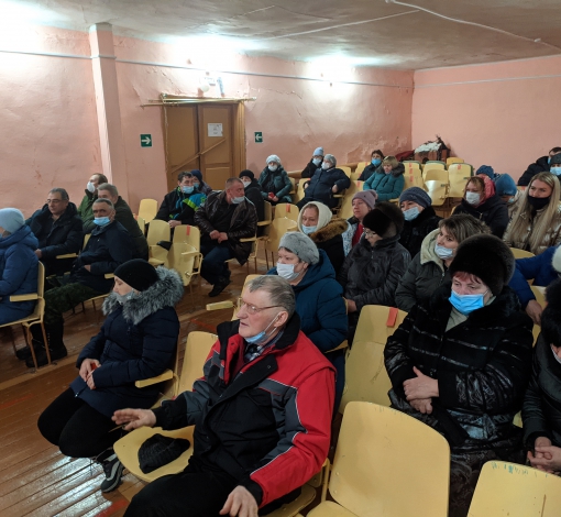 Жители Шогринского и Бичура собрались в клубе на отчетное собрание главы ТОМС. Вопросов было немао