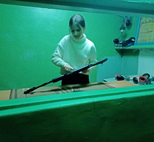12-летняя Юлия Терентьева на рубеже по разборке -сборке автомата