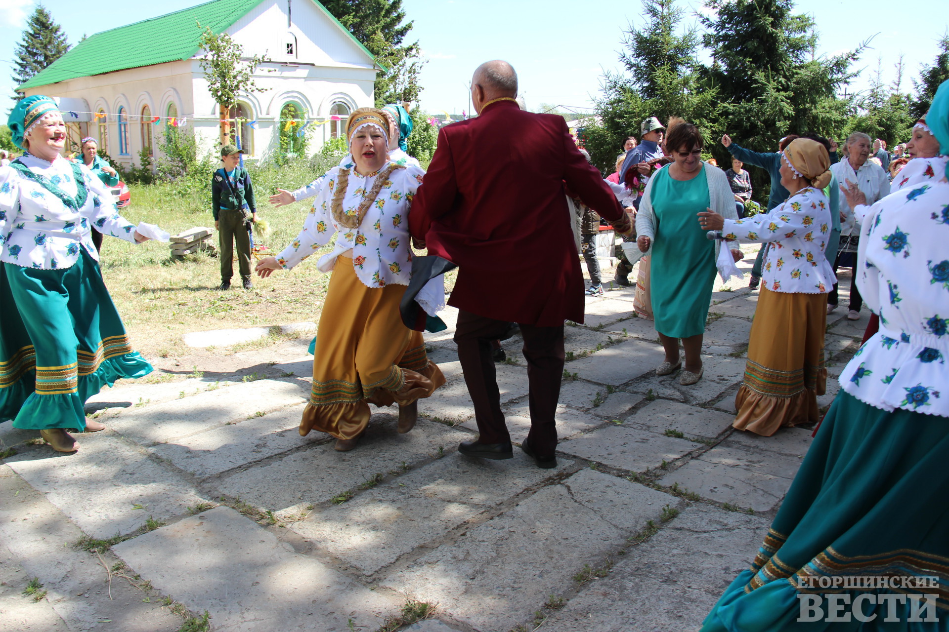 Плясуны и плясуньи на веселом празднике Троица. Фото: Покровский Центр Досуга.