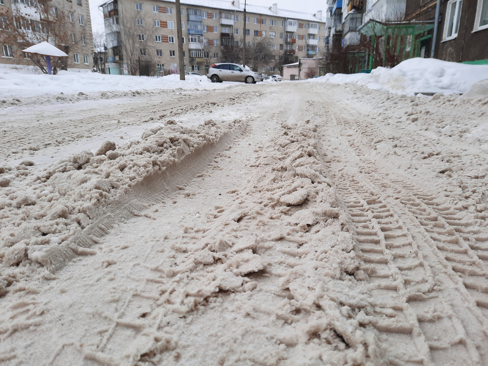 Во дворе у дома 12 по ул. Терешковой можно тренировать мышцы ног, преодолевая полосы снежных препятствий. Неужели так всю зиму придется - ругается народ.