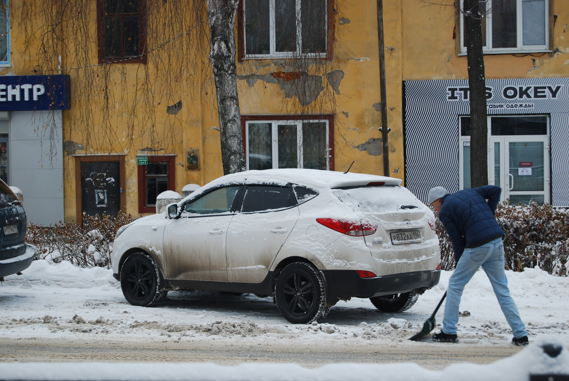 Машины после снегопада - в снежной ловушке. Автомобилисты достают лопаты, метелки, скребки. И вот уже на месте стоянки вырастают грязные сугробики.