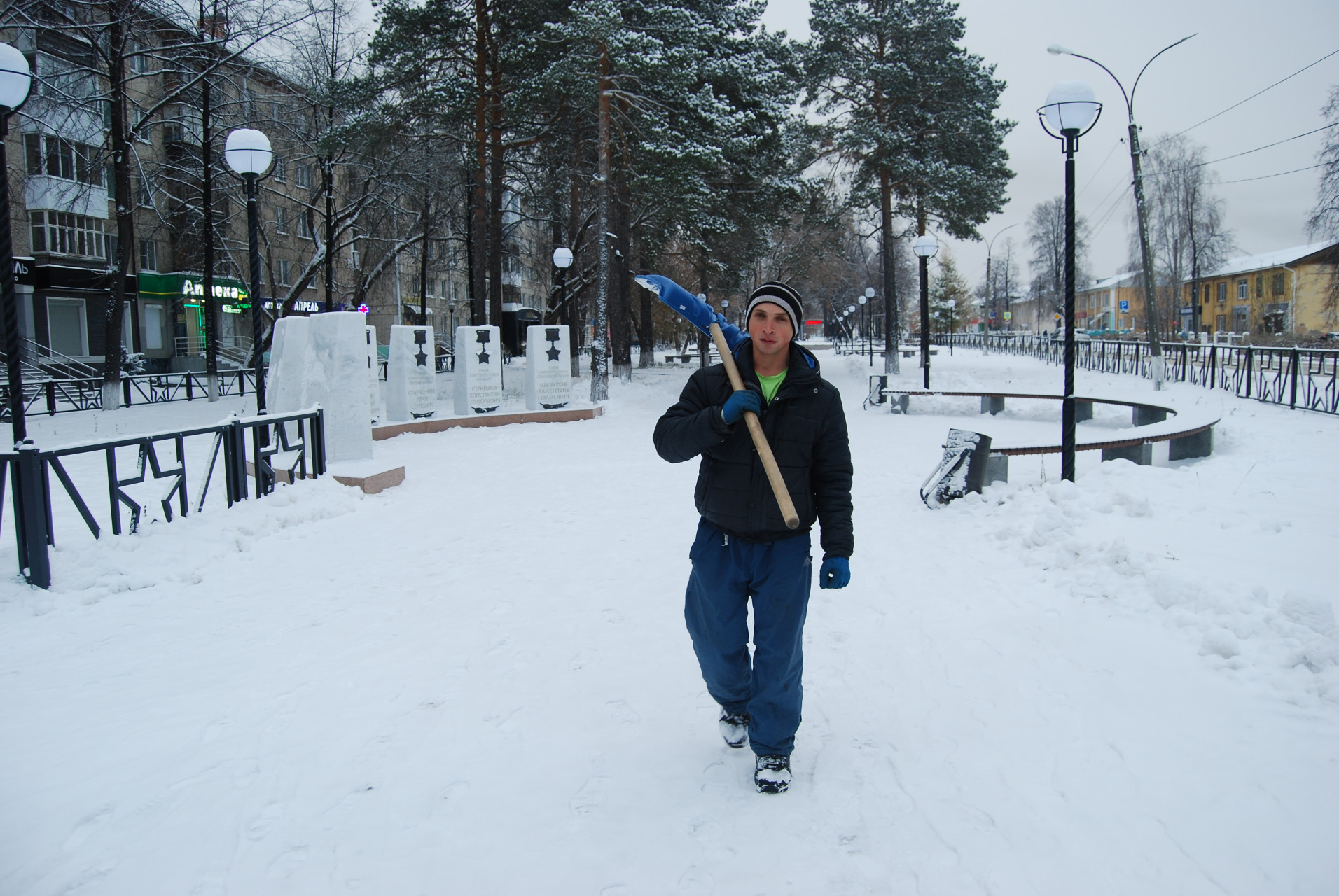 Сделал дело - гуляй с лопатой смело. Сквер Победы, территория у памятников на ул. Ленина очищены от снега отлично.